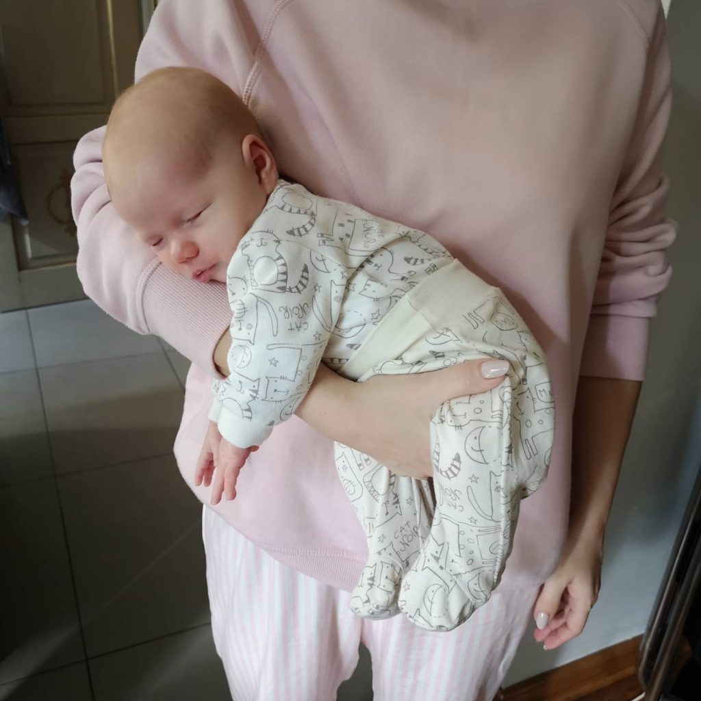 pozycja leniwca w noszeniu noworodka na rękach